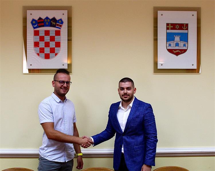 Slika /Fotografije 3/Fotografije 4/savjet za mlade vrh.jpg